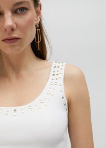 Top de punto con strass en cuello blanco LOLA CASADEMUNT