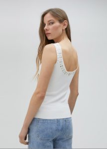 Top de punto con strass en cuello blanco LOLA CASADEMUNT