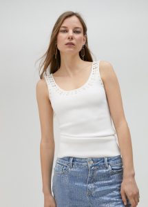 Top de punto con strass en cuello blanco LOLA CASADEMUNT