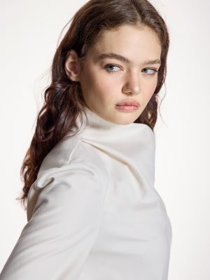 Blusa beige de cuello alto cruzado ALBA CONDE