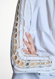 Camisa blanca con manga calada ALBA CONDE