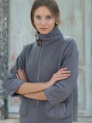 Chaqueta gris con cuello alto y bolsillos acolchados HONGO