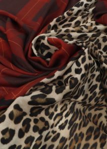 Foular combinado animal print y tartan LOLA CASADEMUNT - Imagen 4