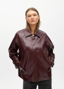Chaqueta recta efecto charol LOLA CASADEMUNT