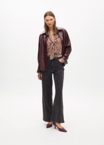 Chaqueta recta efecto charol LOLA CASADEMUNT
