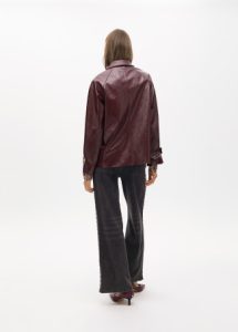 Chaqueta recta efecto charol LOLA CASADEMUNT