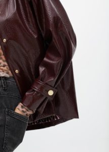 Chaqueta recta efecto charol LOLA CASADEMUNT - Imagen 3
