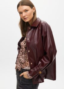 Chaqueta recta efecto charol LOLA CASADEMUNT