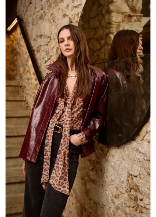 Chaqueta recta efecto charol LOLA CASADEMUNT