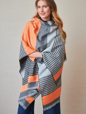Poncho estampado de cuadros naranja LATIDO