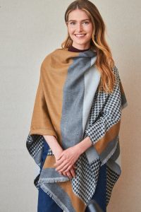 Poncho con estampado de cuadros café LATIDO