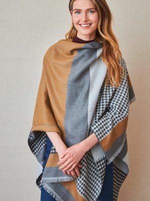 Poncho con estampado de cuadros café LATIDO