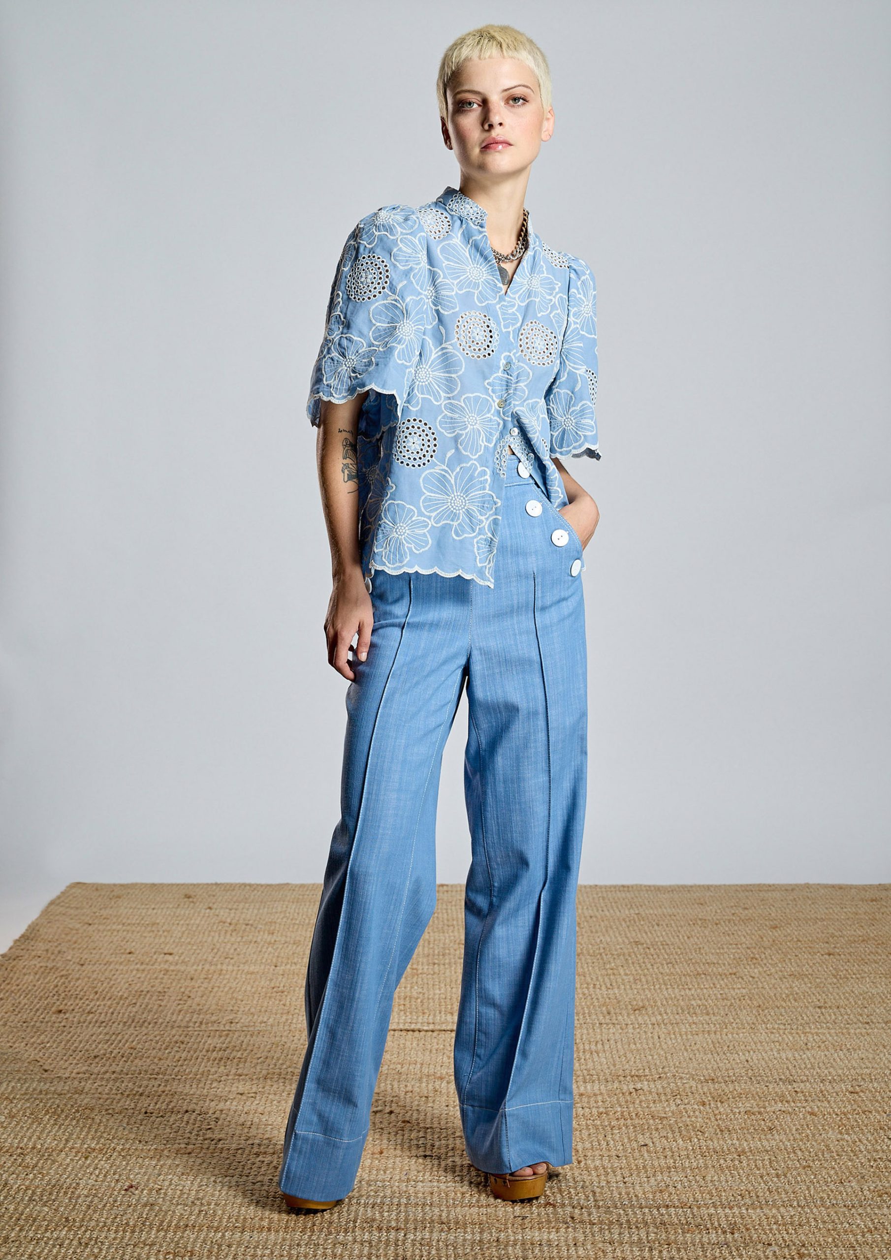 Denim recto con detalle botones