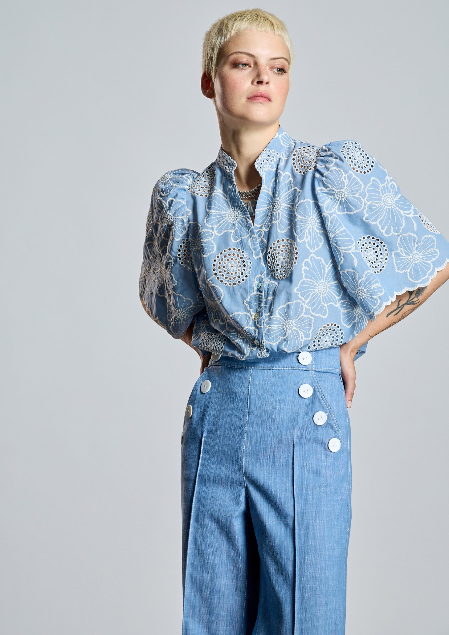 Denim recto con detalle botones