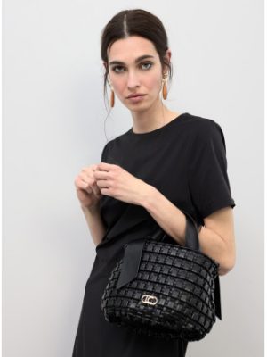 Bolsito material trenzado detalle en lazo negro LOLA CASADEMUNT