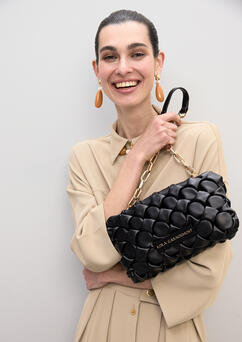 Bandolera material efecto nudos negro LOLA CASADEMUNT