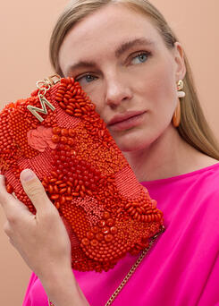 Bolso Baguet pedrería al tono coral LOLA CASADEMUNT