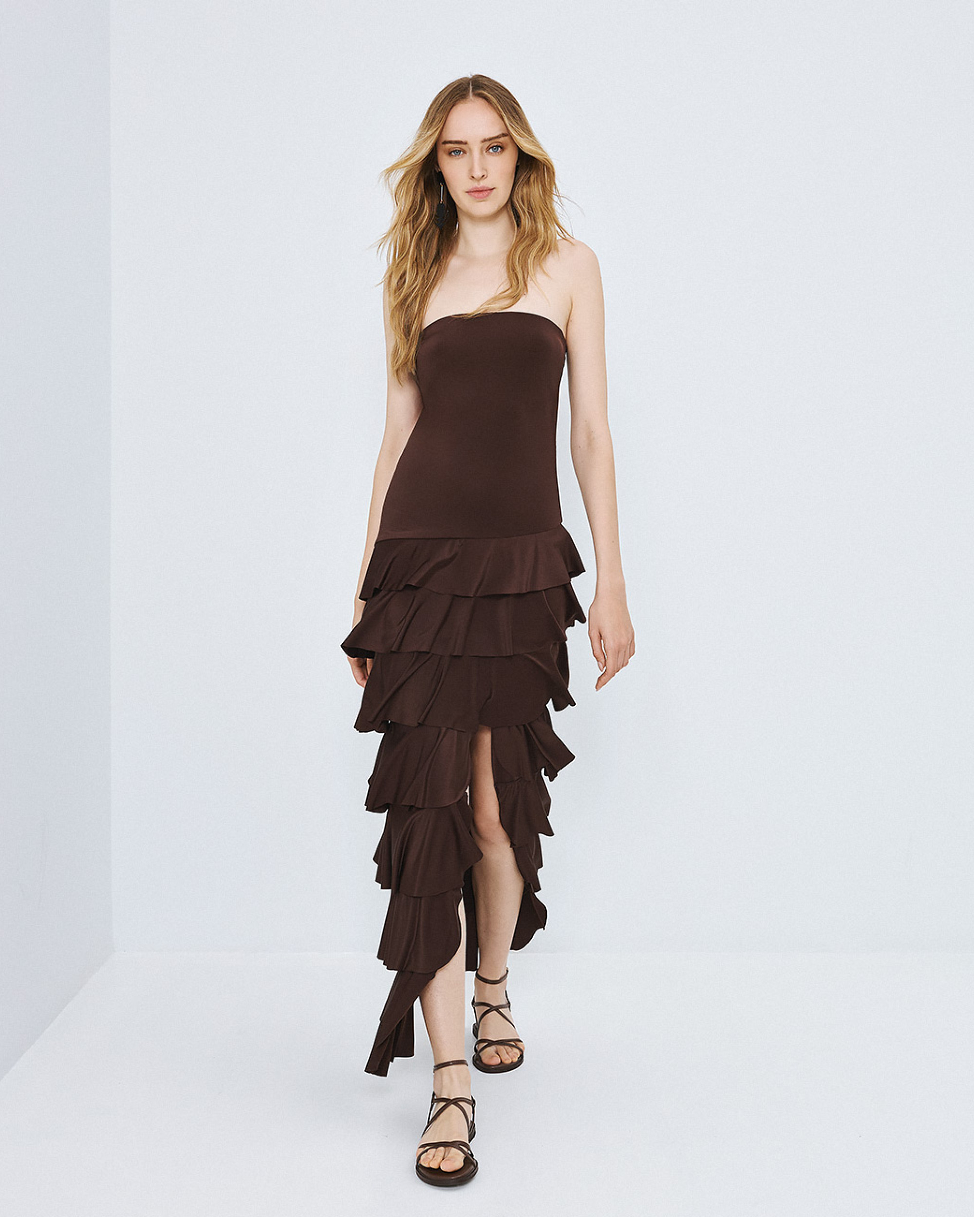 Vestido largo sin tirantes con detalle de volantes ACCES