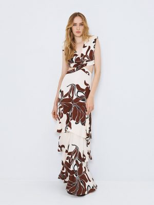 Vestido estampado con aberturas y detalle de volantes