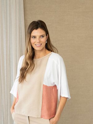 Blusa fluida tricolor en tonos arena, blanco y coral con manga murciélago HONGO