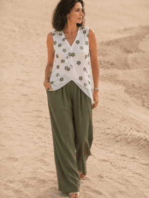 Blusa sin mangas flor bordada kaki SANI BLUE