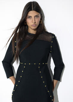 Vestido largo fit recto, y manga larga. detalles tachas. LOLA CASADEMUNT