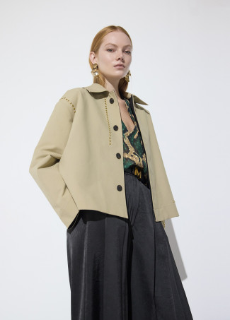 Trench corto bicolor con tachas LOLA CASADEMUNT