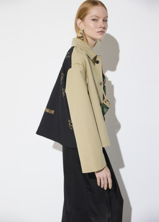 Trench corto bicolor con tachas LOLA CASADEMUNT